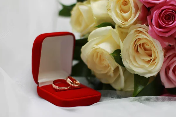 Anillos Boda Rosas Fondo Novia Novio Anillos Boda Dorados Ramo — Foto de Stock