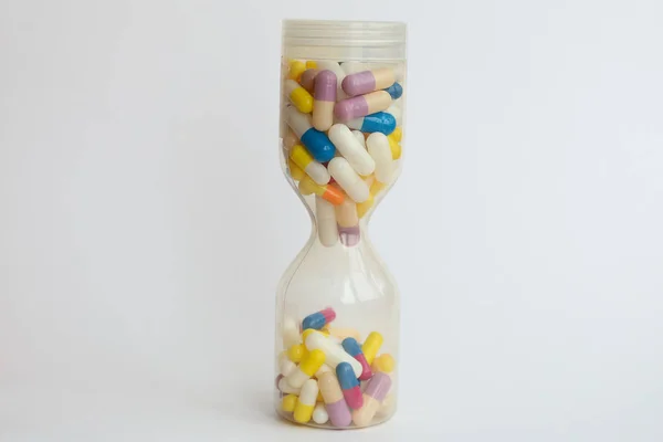 Ampulheta Com Comprimidos Significado Vida Medicamentos Drogas Fundo Branco — Fotografia de Stock