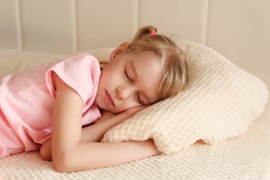 Yatakta uyuyan sevimli küçük kız. Çocuk sağlığı rüyası.