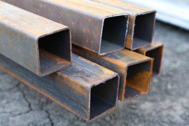 Dikdörtgen metal borular. Çelik malzemeler, inşaat malzemeleri.