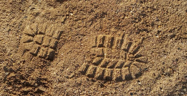Een schoenspoor op het natte zand. De textuur van het zand — Stockfoto