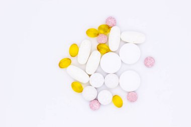 Vitaminler, haplar ve haplar. Beyaz arka planda farklı vitaminler, haplar ve kapsüller..