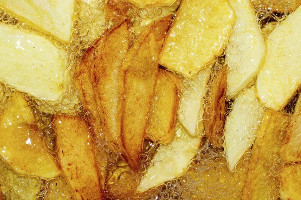 Patates kızartması pişirmek. Kızarmış patatesleri kızgın yağda kızartma makinesinde yakın plan..