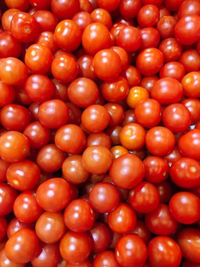 Bir yığın kırmızı küçük vişneli domates.