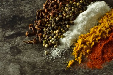 Çeşitli baharatlar ve otlar karanlık bir arka plan üzerinde