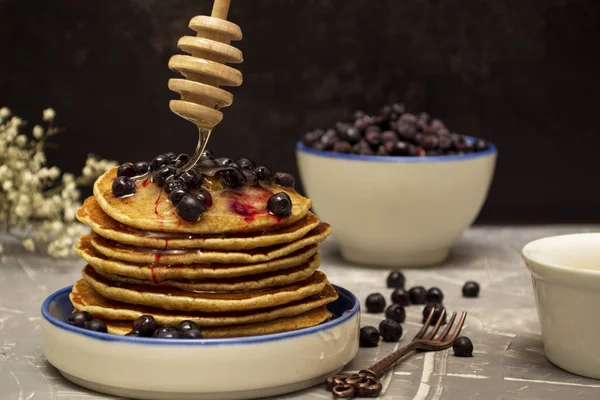 Panqueques Con Arándanos Miel Plato Miel Fluye Una Cuchara Madera — Foto de Stock