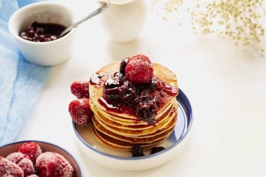 Shrovetide kutlaması için tatlı. Sütlü krep, böğürtlen ve reçel. Kopyalama alanı var.