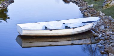 Kıyıya yakın sularda eski metal kayık.