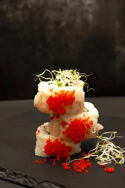 Trois Rouleaux Sushi Avec Caviar Tobiko Posés Les Uns Sur — Photo