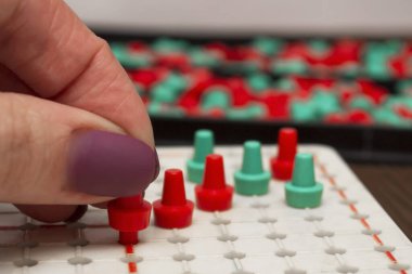 Dişi el, bir tahta oyununda beşinci sıradaki çipi yeniden düzenler