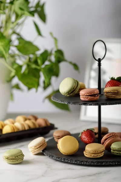 Two tier cake  stone stand with tasty french macarons and strawb — Stock Photo, Image