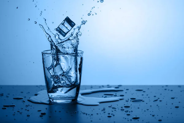 Bicchiere Acqua Con Spruzzi Ghiaccio Tendenza Classico Sfondo Blu — Foto Stock