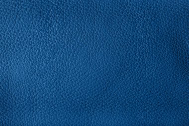 Deri örneği 2020 model klasik mavi renkte renklendirilmiş. Moda renginde soyut arkaplan. 