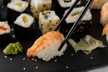 Taş tahtada karidesli suşi.