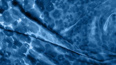 Soyut mavi leopar arkaplanı. Moda desenli ipek kumaş. Pantolon rengi 2020, klasik mavi. Kopyalama alanı ile