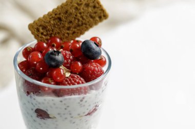 Sağlıklı yemek için cam kavanozlarda meyveli yoğurt pudingi.