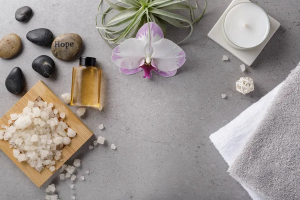 Spa ve sağlık. Banyo, masaj ve rahatlama için hazır. Üst görünüm, kopyalama alanı ile