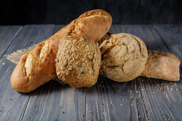 Baguette Cebolla Fresca Panecillos Sobre Una Vieja Mesa Madera Concepto — Foto de Stock