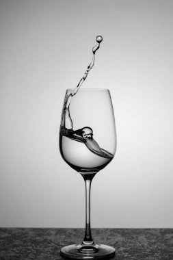 su bir bardak içine dökülür