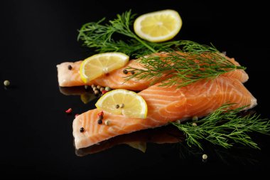 Pişirmek için iki balık bifteği taze, vahşi somon.