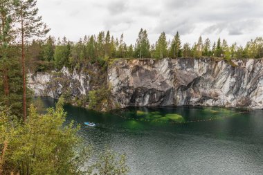 Sonbahar bulutlu bir günde doğal bir parktaki mermer ocağının muhteşem manzarası. Karelia, Rusya