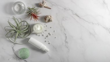 Doğal soğuk baskılı Shea tereyağı ile bembeyaz mermer zemin üzerinde bitkiler ve mum ile yassı yatıyordu. Cilt bakımı, kozmetoloji, masaj konsepti. 