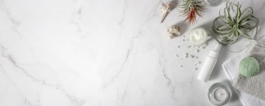 Soğuk baskılı Shea tereyağı karitine sahip kaplıca cilt bakım ürünleri, vücut masajı, tırnaklar ve saçlar için kozmetolojide en popülerdir..