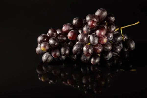 Bouquet Raisins Noirs Gros Plan Sur Une Table Verre Noir — Photo