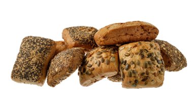 Beyaz arka planda izole edilmiş haşhaş tohumları ve balkabağı çekirdekleri ile taze ekmek ruloları