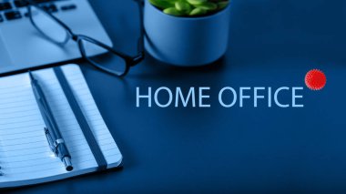 Coronavirus salgını sırasında merkez ofis. Klasik mavi 2020 model. Seçici odak