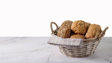  Misket masasının üzerindeki sepette taze gevrek ekmek ruloları. Kopya alanı olan bir arkaplan