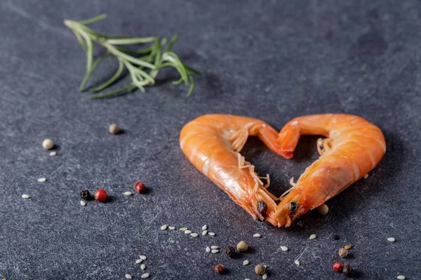 Heart Two Boiled Shrimps Stone Board Dark Background Copy Space — Stock Photo, Image