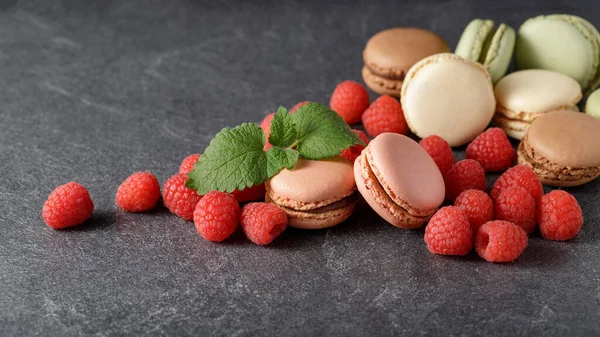 Tasty French Macarons Raspberries Dark Stone Background Backdrop Copy Space — Stock Photo, Image