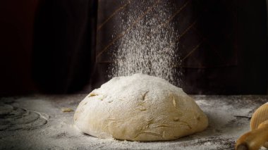 Bir somun ekmek için maya hamuru ya da un ile ahşap masada pişirilen diğer şeyler..