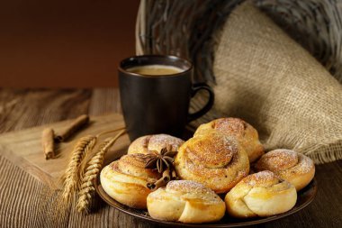Tarçınlı çörekler ve bir fincan kahveyle sakin bir hayat. Geleneksel İsveççe kanelbullar