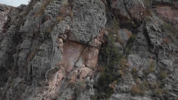 Montagne rocheuse montant 
