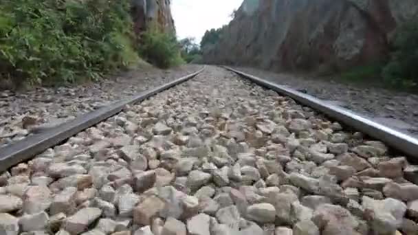 Estrada Trem Com Rochas Movendo Para Frente Com Montanhas Nas — Vídeo de Stock