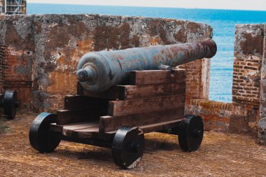 Fort Beekenburg, Curacao 'da. Kalede paslanan eski vintage toplar.