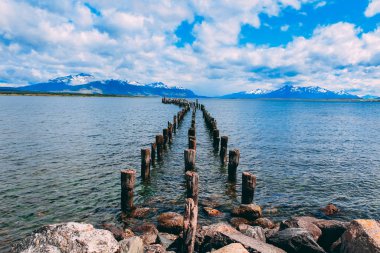 Şili 'deki eski bir tersane iskelesinin kalıntıları..