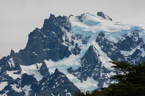 Glacier covered Mountain top in Torres del Paine, Chile — Stock Photo, Image