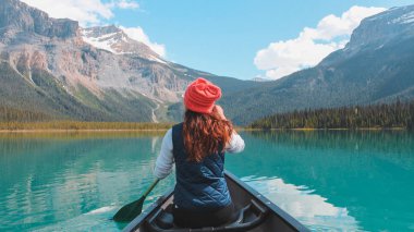 Banff Canada 'da Emerald Gölü' nde kayak yaparken