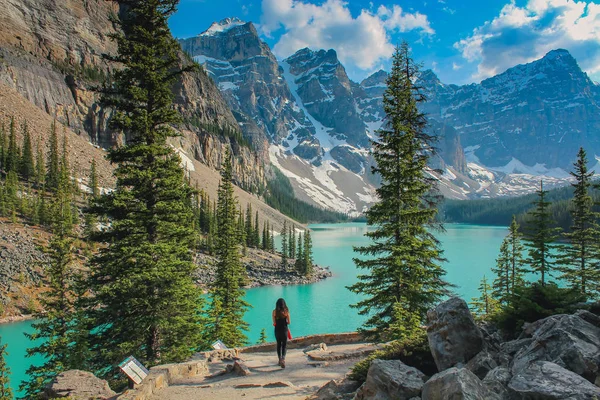 Κορίτσι με θέα Moraine λίμνη Banff Καναδά — Φωτογραφία Αρχείου