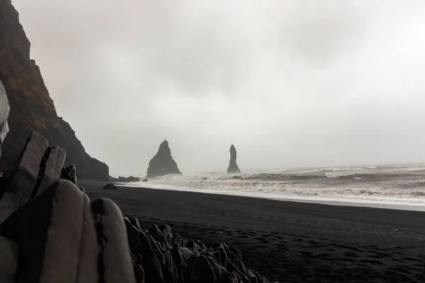 ヴィクの町黒い砂のビーチの美しい岩の形成山 — ストック写真