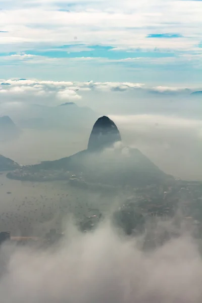 Door Mistige Lucht Van Brazilië Zien Suikerbrood Berg Naar Buiten — Stockfoto
