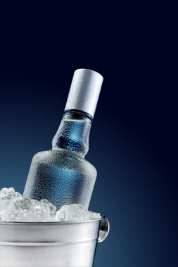 Soğuk votka kova dolusu buz koyu arka plan üzerinde
