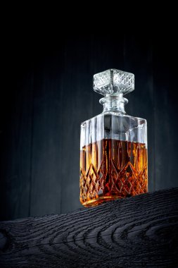 Sürahi viski bir siyah ahşap tablo