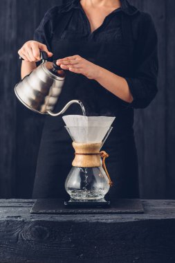 Profesyonel barista kahve alternatif metodu hazırlıyor.