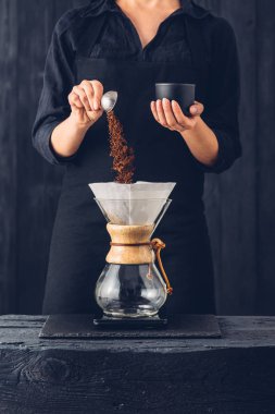 Profesyonel barista kahve alternatif metodu hazırlıyor.