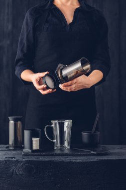 Profesyonel barista kahve alternatif metodu hazırlıyor.