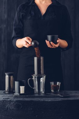 Profesyonel barista kahve alternatif metodu hazırlıyor.